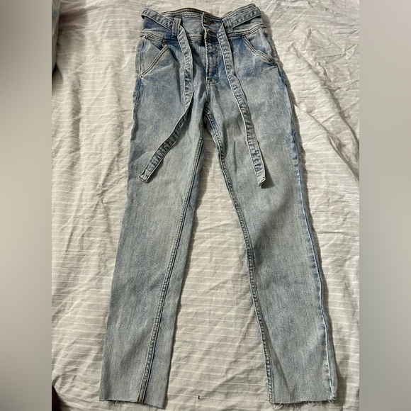 NWT Forever 21 Jeans Womens Blue Denim High Rise Belted Raw Hem Size 30 - Picture 1 of 6